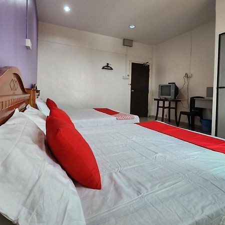 Oyo 90743 Hotel Ban Cheong Кангар Экстерьер фото