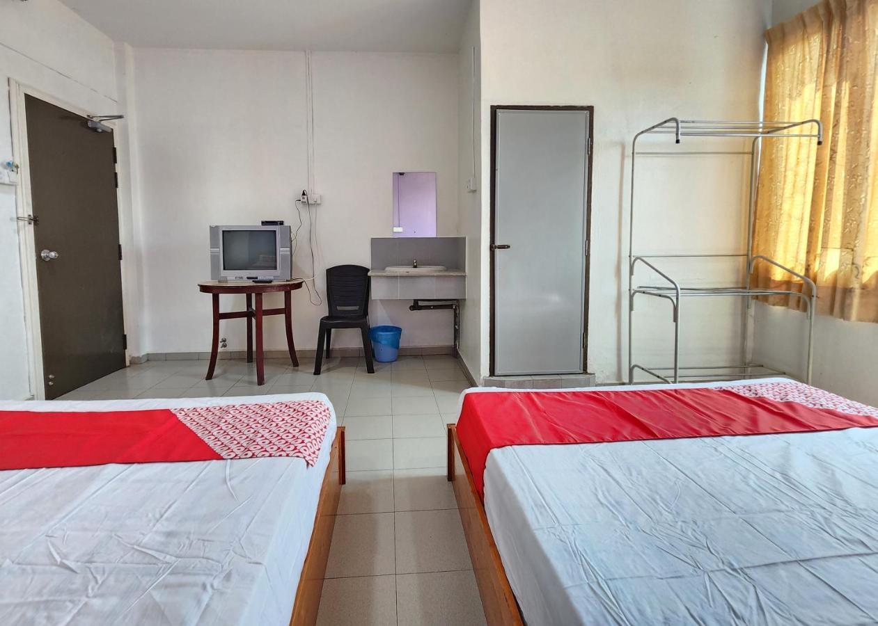 Oyo 90743 Hotel Ban Cheong Кангар Экстерьер фото
