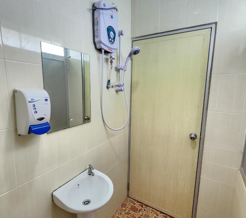 Oyo 90743 Hotel Ban Cheong Кангар Экстерьер фото